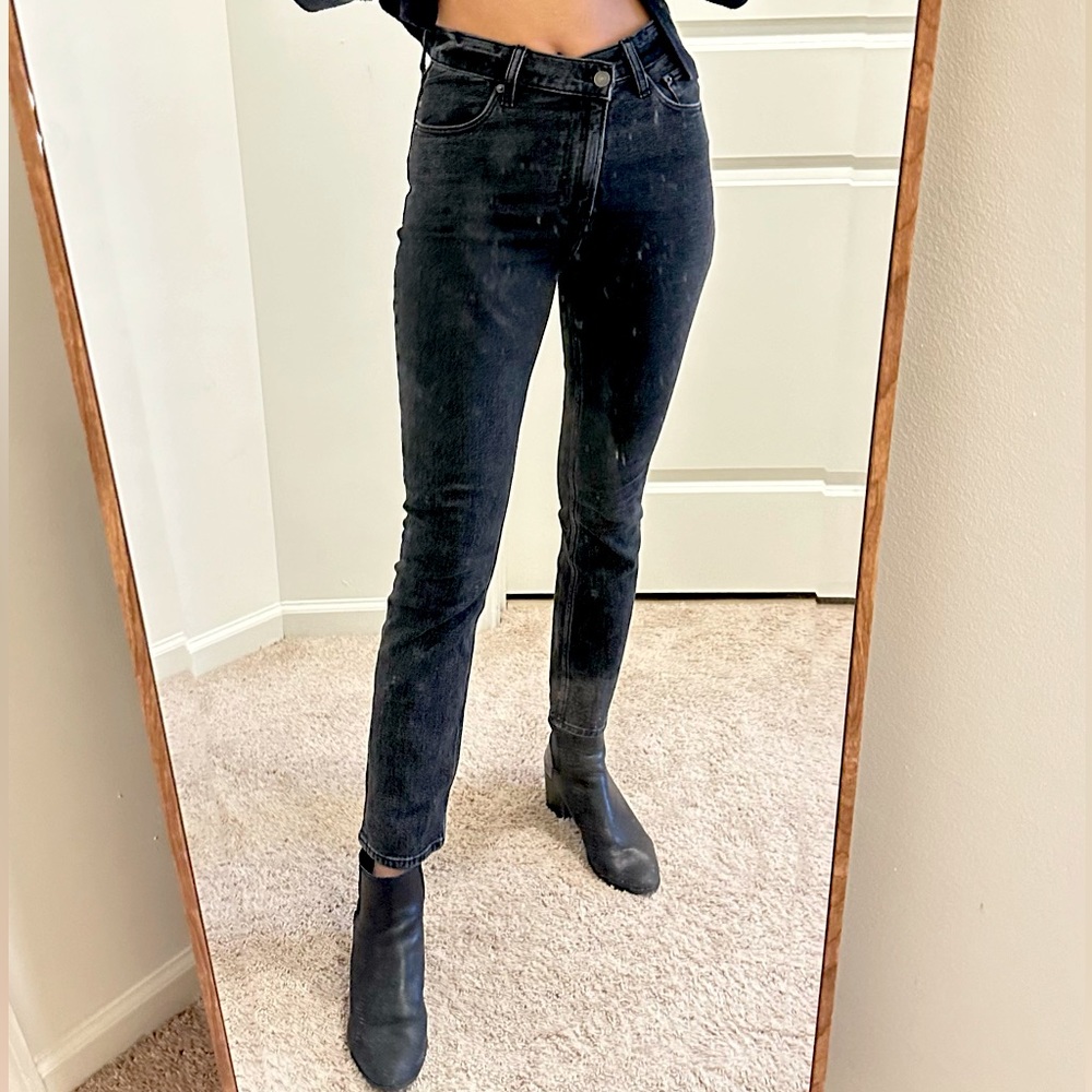 Abercrombie Ultra High Rise 90s Straight Jean with CrissCross Waistband curve25S